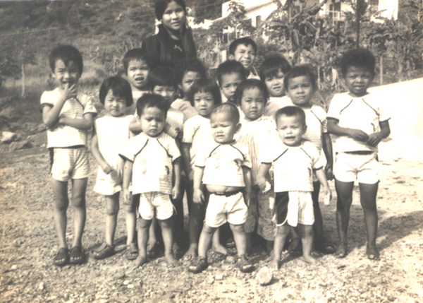 Chi Nguyen Thi Lan Và các em bé Cô Nhi